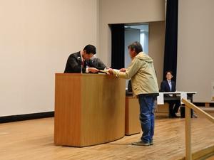 表彰状を授与する市長