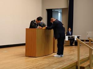 表彰状を授与する市長