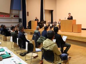 壇上から挨拶をする市長