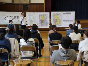 説明をする市長