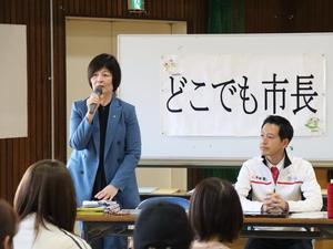 挨拶をする教育長