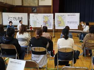 進行をする旭小PTA会長