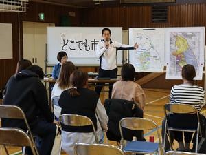 説明をする市長