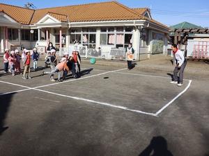 第一保育所のドッヂボール対決の様子