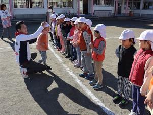 子供達の頭をなでる市長
