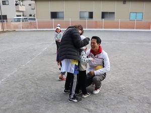 当たって泣く子供に声をかける市長