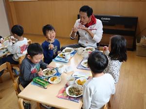 笑顔で給食を食べる市長と子供達