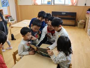 給食後に子供達と一緒に絵本を読む市長