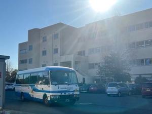 中央中学校に停車するスクールバス