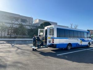 車いすの子がスクールバスに乗車する様子