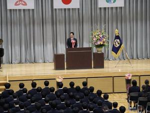 祝辞を述べる市長