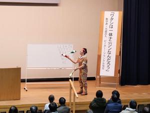 ジャグリングをしながら講演するピーター氏