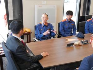 市長に報告する隊員たち