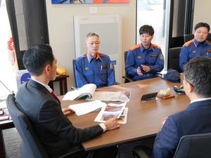市長に報告する隊員たち
