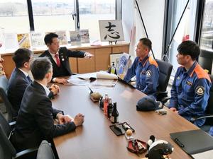 隊員に状況を聞く市長