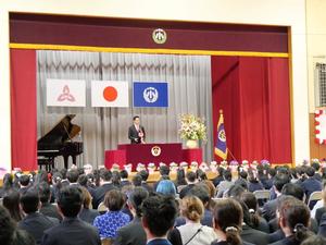 壇上で祝辞を述べる市長