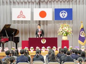 壇上で祝辞を述べる市長
