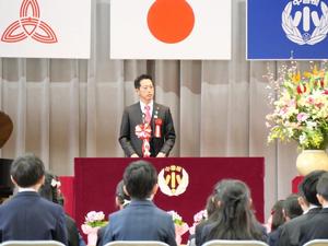 壇上で祝辞を述べる市長