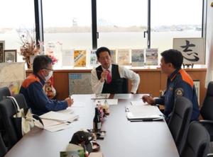 市長室にて消防長から報告を受ける市長