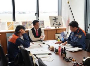市長室にて消防長から報告を受ける市長