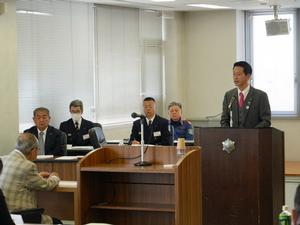 消防議会にて壇上で答弁する市長
