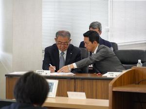 副管理者である松伏町長と話をする市長