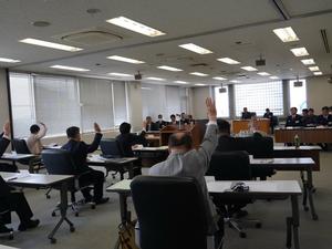 消防議会で採決する様子