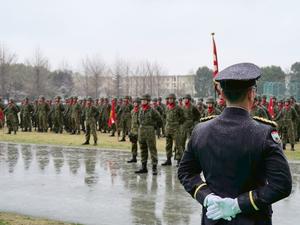 冷たい雨の中整列する自衛隊の皆さん