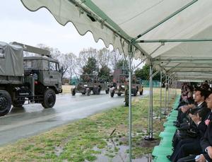 自衛隊車両の走行を見つめる市長