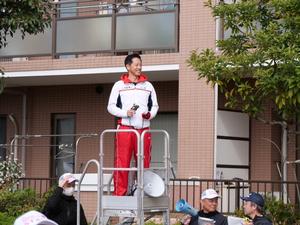 ハーフマラソンの部のスターターを務める市長