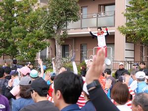 ハーフマラソンの選手たちに手を振る市長