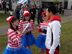 スタート前にウォーリーに扮したランナーと話をする市長