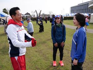 スタート前にランナーと笑顔で話をする市長