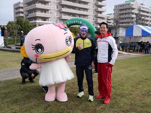スタート前になま坊に扮したランナーと記念撮影をする市長