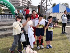 スタート前に子供達と記念撮影する市長
