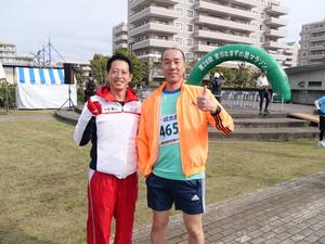スタート前にランナー記念撮影をする市長