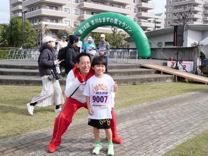 スタート前に子供ランナーと記念撮影をする市長