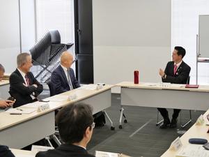 委員と意見を交わす市長