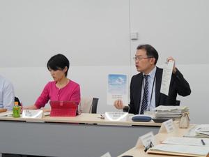終活ノートについて説明する職員