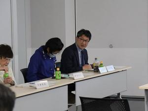 意見を述べる委員