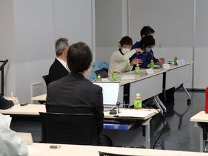 意見を述べる委員