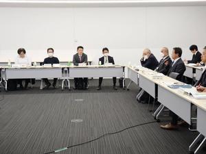 意見を述べる委員