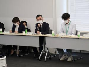 意見を述べる委員