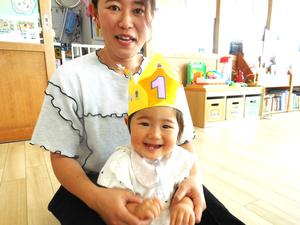ママとママのおひざに座る笑顔の女の子の写真