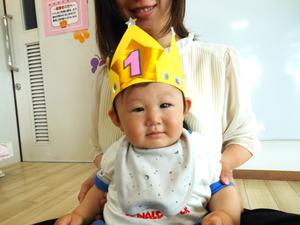 1歳のお祝いをしてもらう男の子の写真