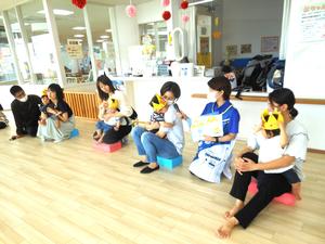 保育士がひとりひとりにインタビューしている様子