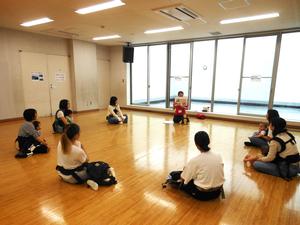 講座スタートで講師の先生のお話を聞いている様子