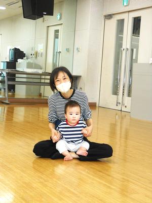 ママのおひざに座る赤ちゃんと笑顔のママの写真