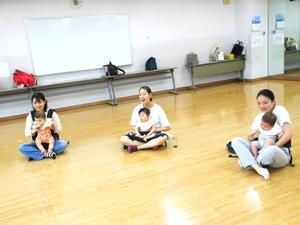 おひざに赤ちゃんを座らせて講師の先生のお話を聞いている3組の親子の様子