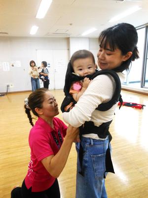 抱っこ紐装着指導を受けている様子
